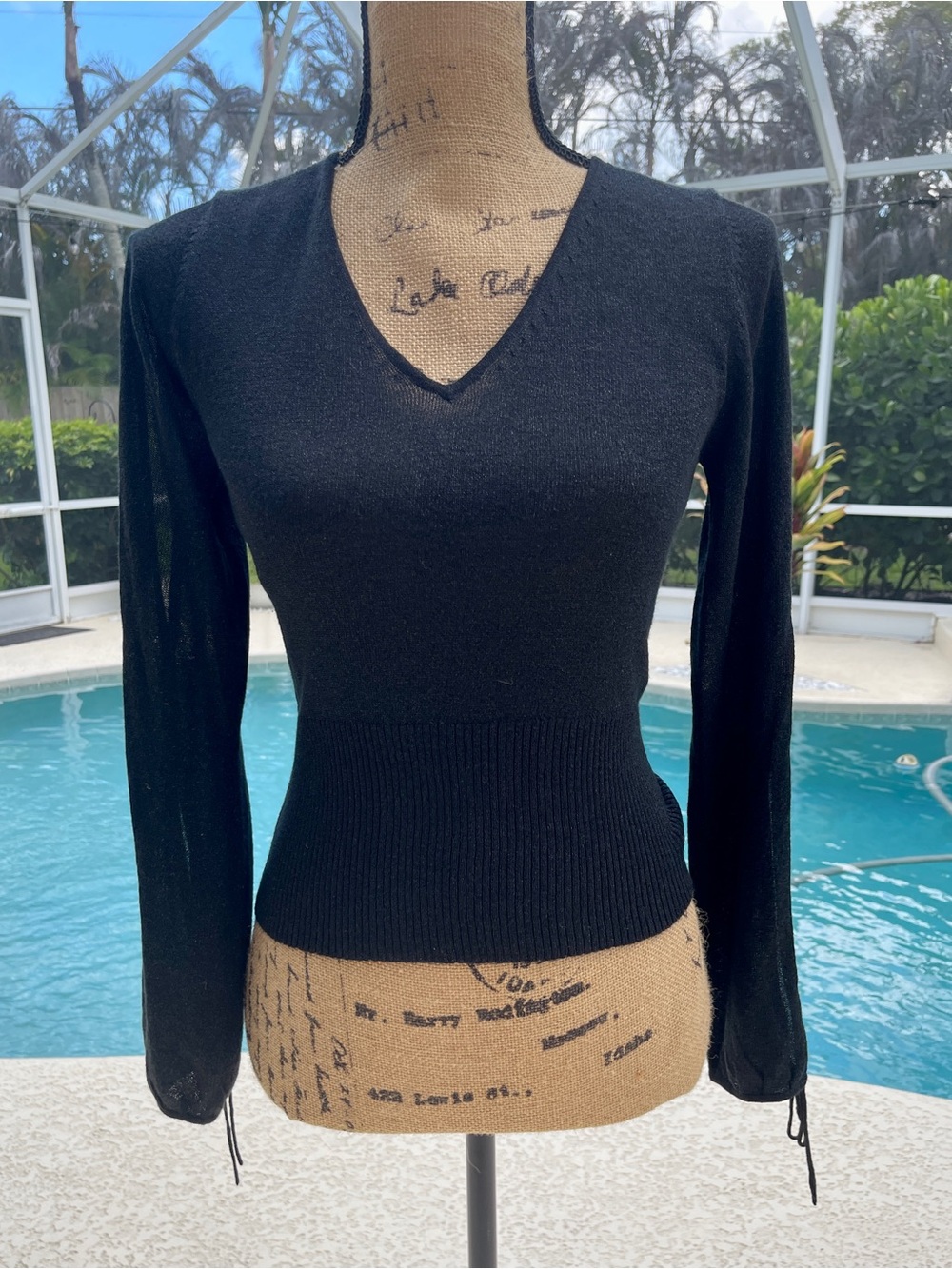Women's Black V-Neck Long Sleeve Fitted Top